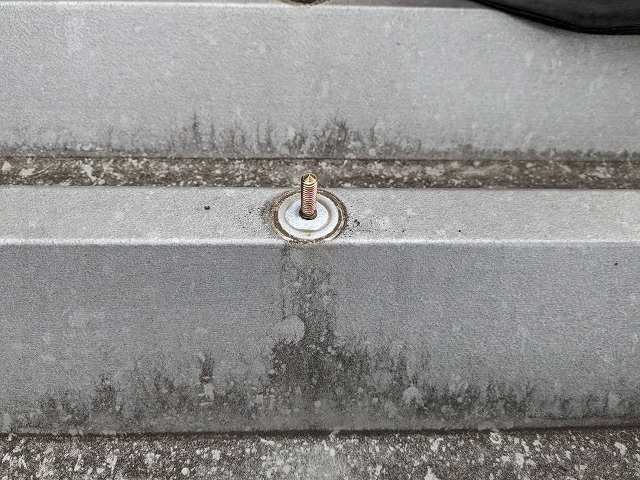 折板屋根のボルトを外した画像