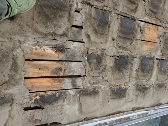 既存ルーフィングがビリビリに劣化していました