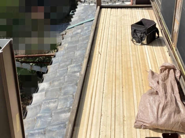 工事終了後ベランダは元に戻すので慎重に取り外します