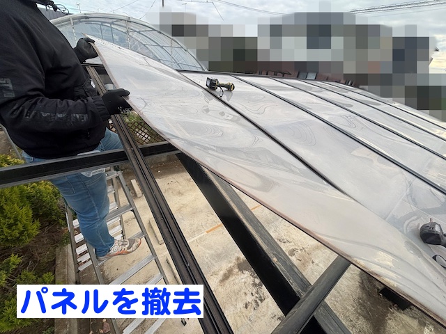 カーポートの押さえ材を外し古いパネルを撤去