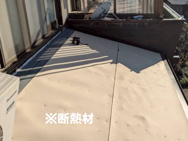 小山市　下屋根の葺き替え工事　水切り板金設置後の写真