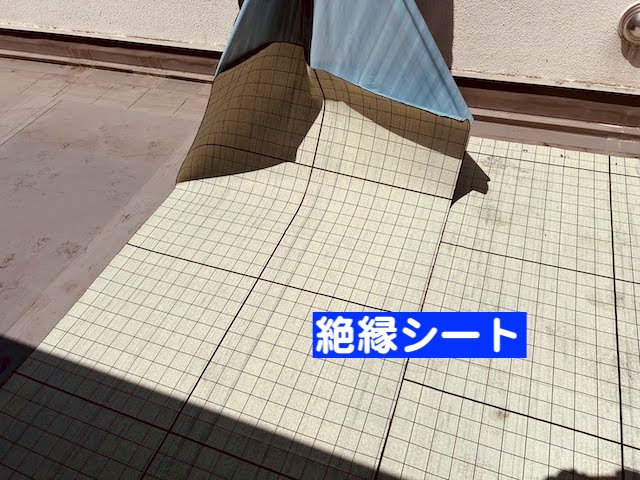 古河市　陸屋根の塩ビシート再防水に伴う下処理　絶縁シート敷設作業の写真