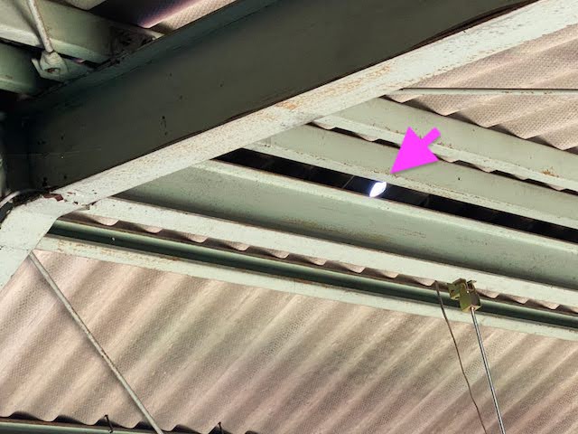 真岡市　倉庫の大波スレート屋根を調査　穴あき箇所の写真