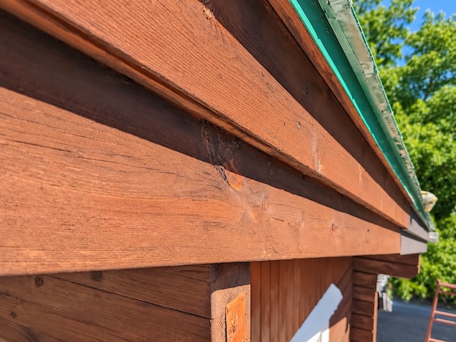 小山市　雨樋に雨水を導くＬ字水切りを設置　オリジナル破風板板金取り付け作業の写真