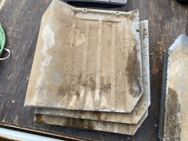 屋根瓦を一定量剥がして雨漏り状況を調査