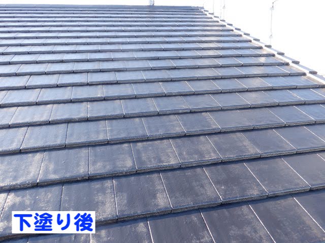 小山市 太陽光パネル付きモニエル瓦屋根塗装　下塗り後の写真