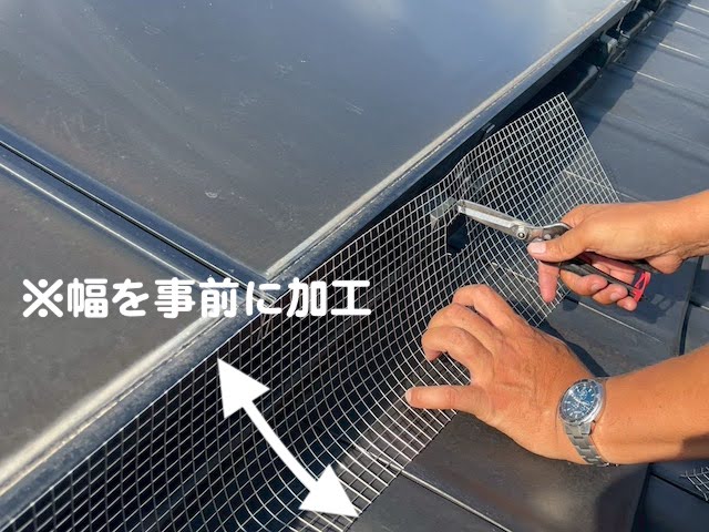 真岡市　太陽光パネルの鳥の侵入防止対策　ネット固定作業の写真