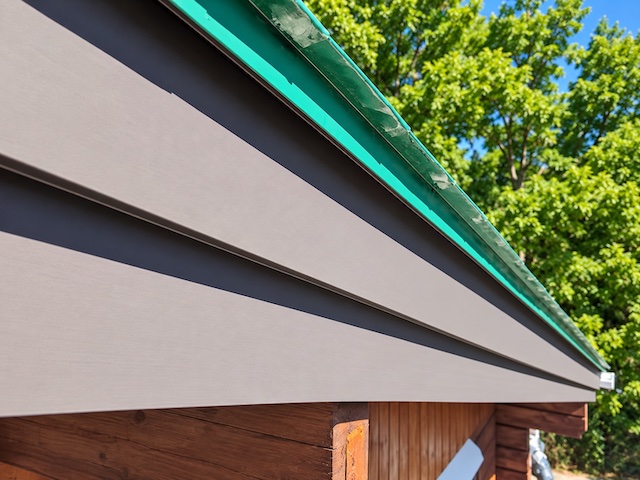 小山市　雨樋に雨水を導くＬ字水切りを設置　オリジナル破風板板金取り付け作業後の写真
