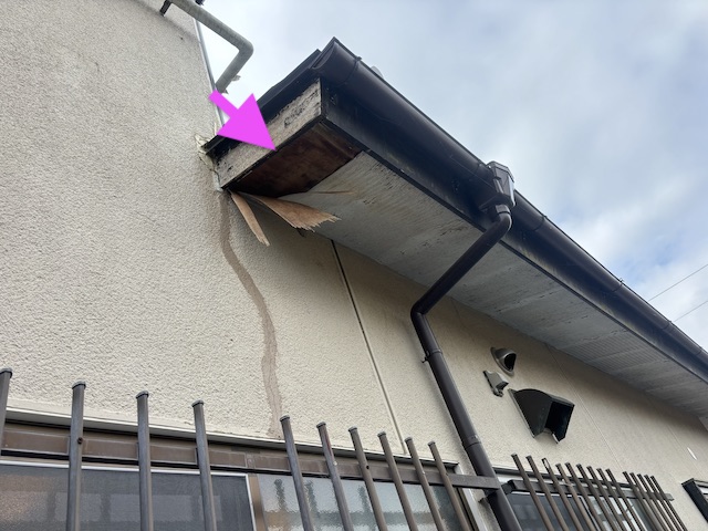 小山市　銅板屋根をガルバリウム鋼板で葺き替え　軒天補修前の写真