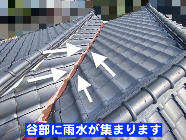 小山市　和型瓦屋根を診断　サビた谷板金の写真