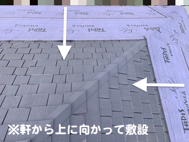 古河市 屋根カバー工法の二次防水　粘着式ルーフィング敷設作業の写真
