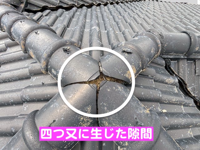 真岡市　モニエル瓦屋根を調査　四つ又の隙間の写真