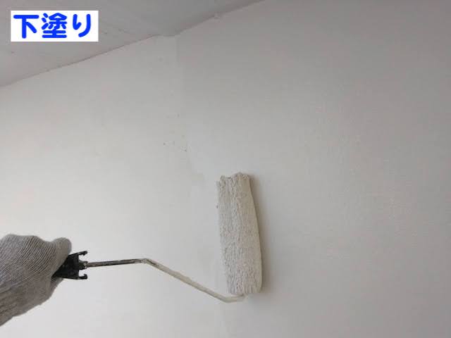 下野市　中古住宅の外壁塗装　下塗り作業の写真