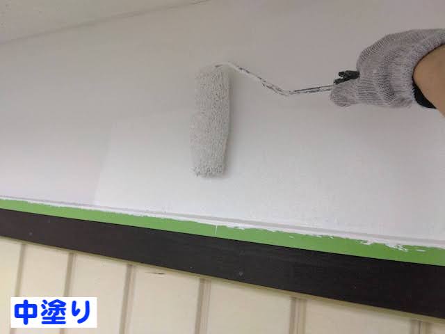 下野市　中古住宅の外壁塗装　中塗り作業の写真