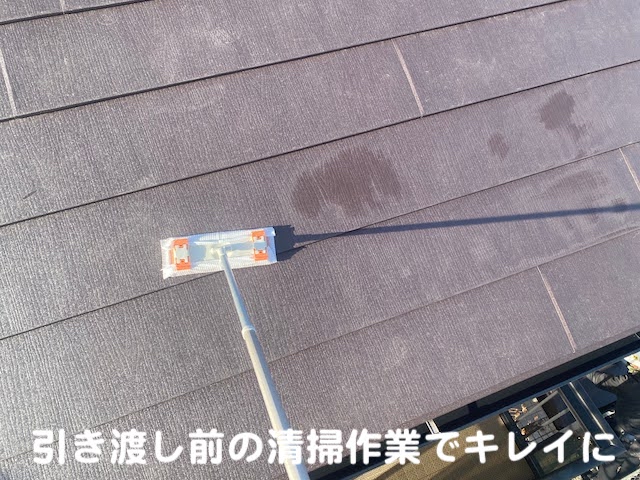 古河市 スーパーガルテクトで屋根カバー工事　清掃作業の写真