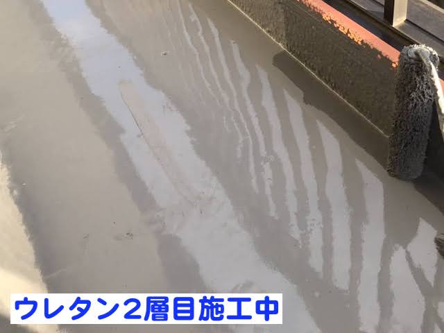 下野市　ベランダウレタン防水　上塗り作業の写真