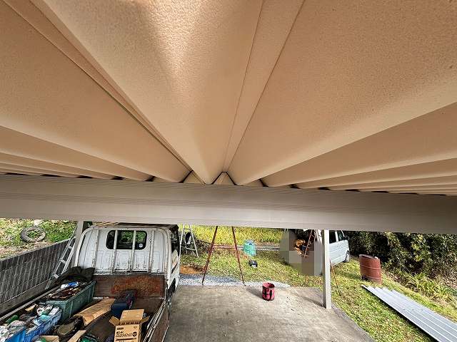 折板屋根に裏ポリが張られている現場