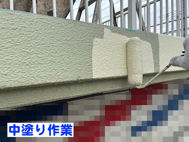 筑西市　モルタル化粧帯塗装　中塗りの写真