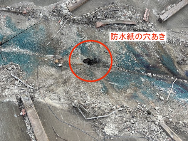 谷板金下の防水紙の穴あき（※他現場）の写真