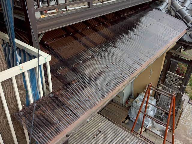 小山市　屋根工事足場の架設に伴うテラス波板張り替え　波板交換後の写真