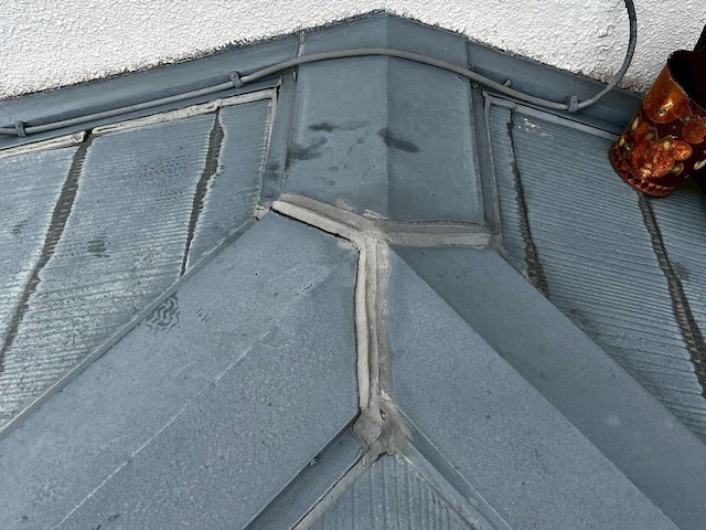 小山市　棟板金修理で下地の貫板から交換　施工前の写真