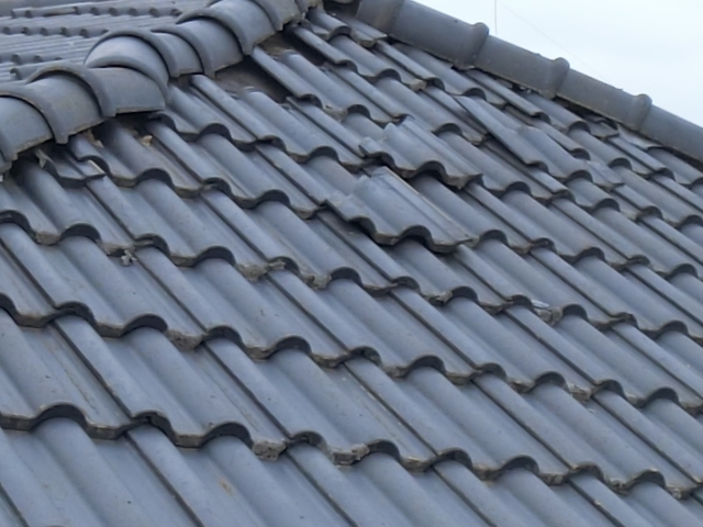 複数箇所の瓦が波打つようにズレ、凸凹になっている