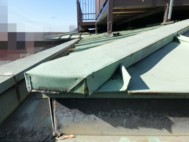 庇上部の箱樋を確認すると、銅板が変色し劣化が進んでいました
