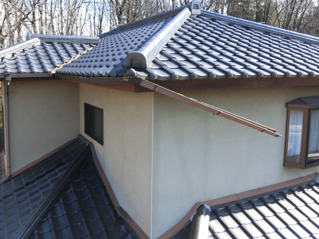 外れてぶら下がってしまった雨樋