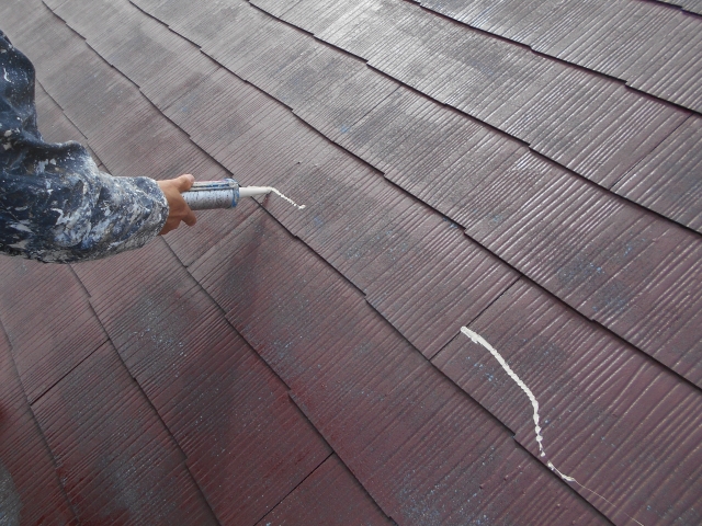 ひび割れを補強し、将来の剥離や割れに備えます