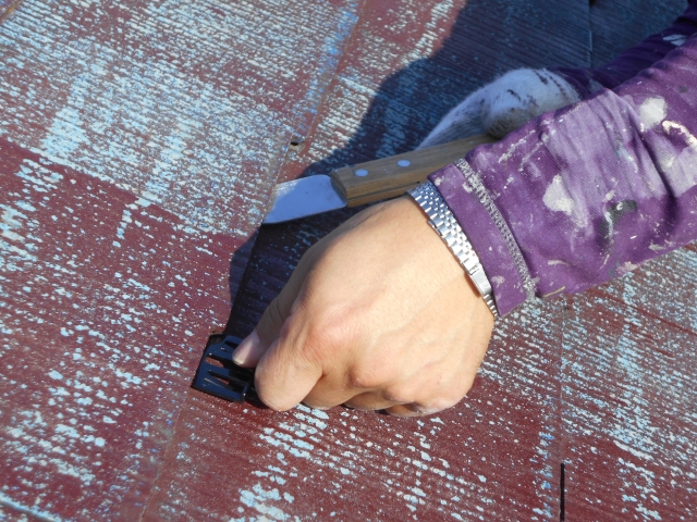 コロニアル屋根材の排水性と通気性を守るタスペーサー