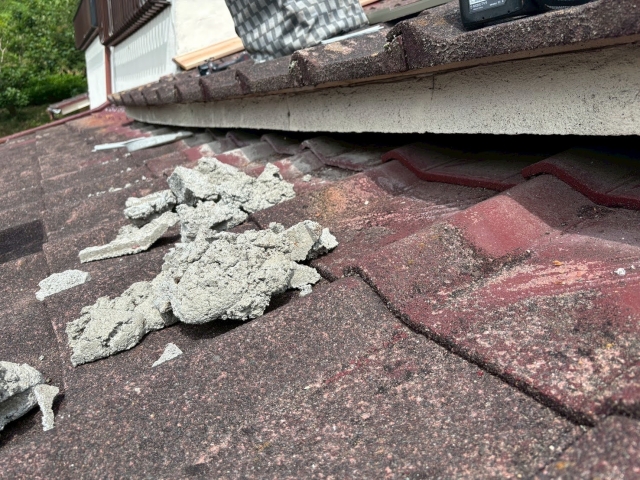 施工前の壁際板金は雨水が吹き込みやすい納まりとなっており、今回の雨漏り原因として最も疑われた箇所