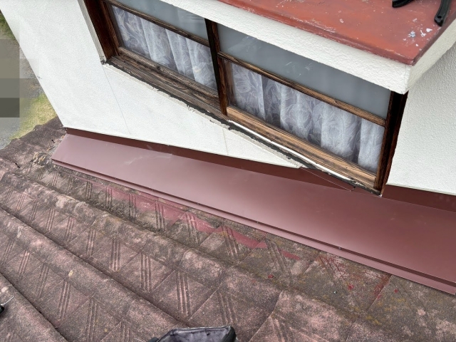 新しく大きめに作った壁際板金がピッタリと設置され、瓦との隙間もなくなり、雨水の侵入経路がしっかりと塞がれた美しい仕上がり。