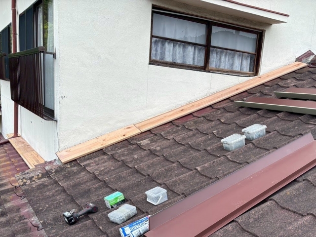 木下地は施工後は見えなくなる部分ですが、板金をしっかり固定するための大切な工程です
