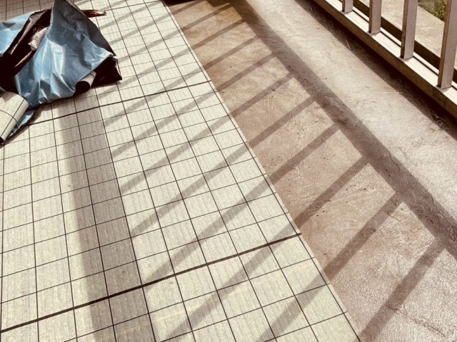 絶縁シートを敷いている途中の様子
