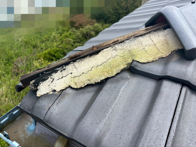 剣先瓦のみならず、隅棟全体の状態を踏まえて修理方法を考える必要があります