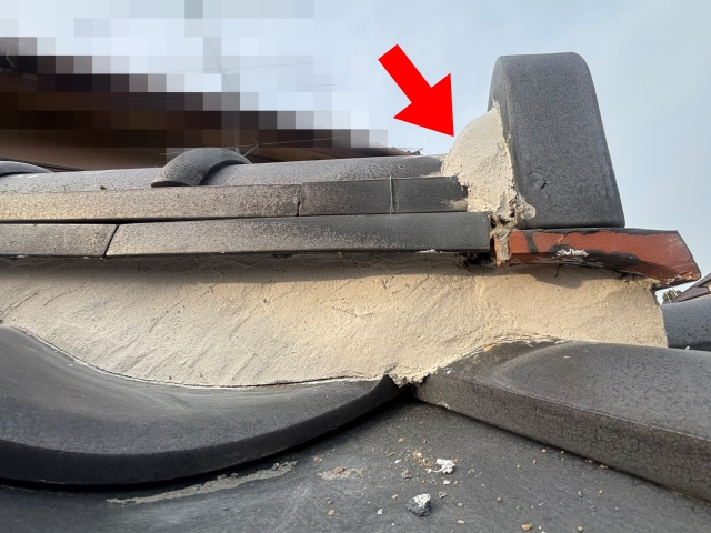 鬼瓦廻りにはシーリング材を充填