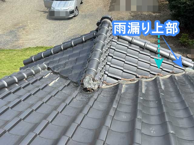 雨漏りしている上部には銅板製の谷板金がある