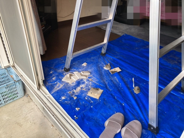 調査準備の様子。天井に開口する真下にブルーシートを敷く