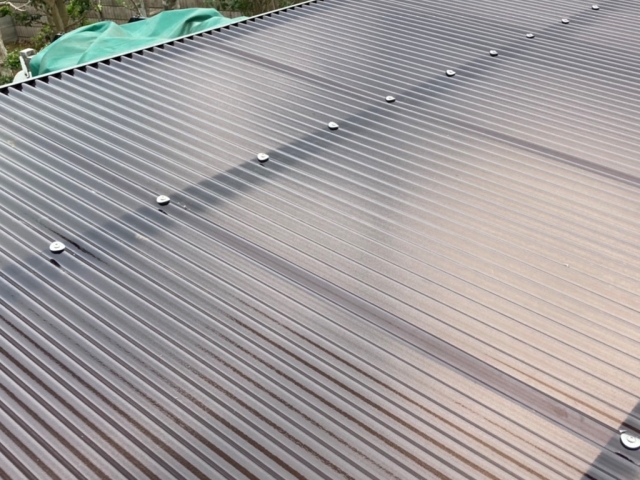 新しい波板とフレーム補強で強度と明るさを取り戻しバタバタしなくなったたカーポート