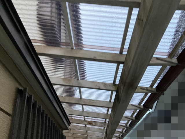 ポリカ波板に張り替え、明るさがしっかり確保されたテラス