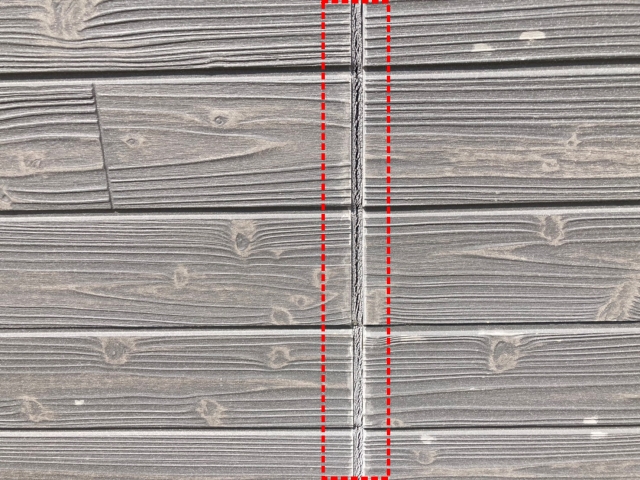 無数のひび割れが発生している目地シーリング