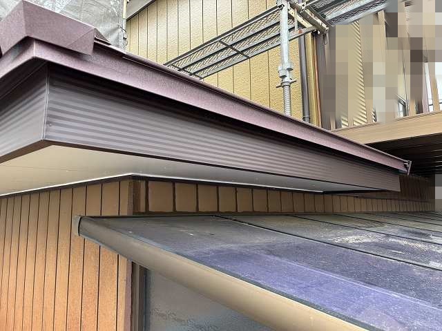 下屋根の破風板への板金巻き完了風景