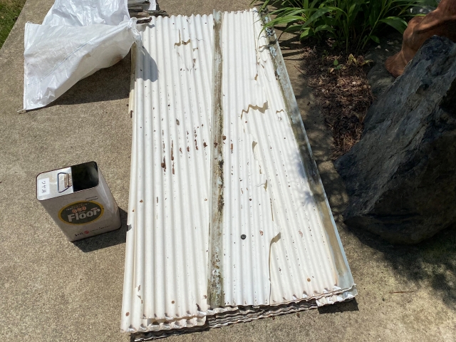 撤去した古い波板は塩化ビニール製