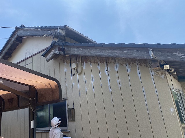 施工前（煤けた木製破風板）