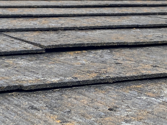 浮いた屋根材が招くリスクとは