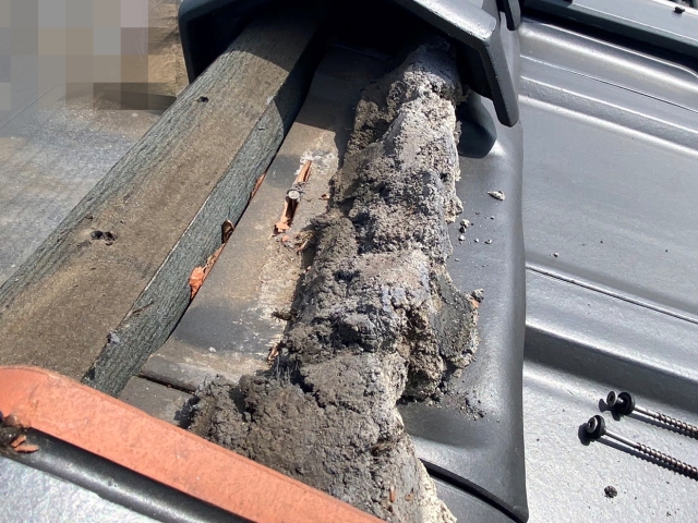 漆喰の厚みが不足しており、内部がスカスカな状態