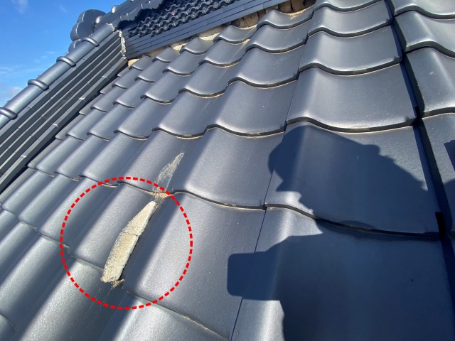 漆喰劣化を放置すると葺き土流出や棟瓦の不安定につながる可能性があります