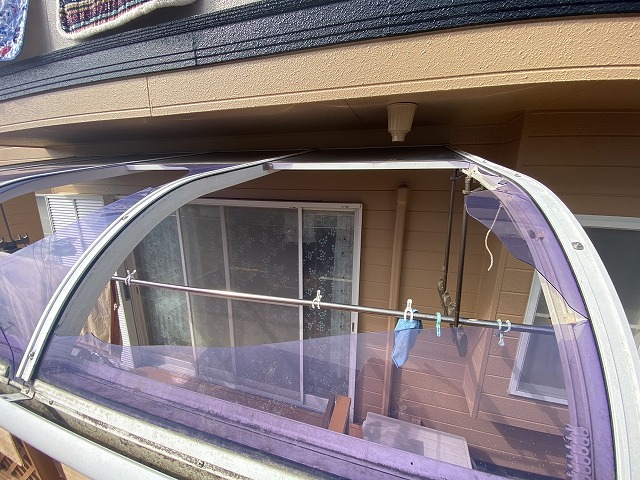 落雪によって破損したテラス屋根のパネル。紫外線の影響で紫色に変色しており、素材の劣化も進んでいました。