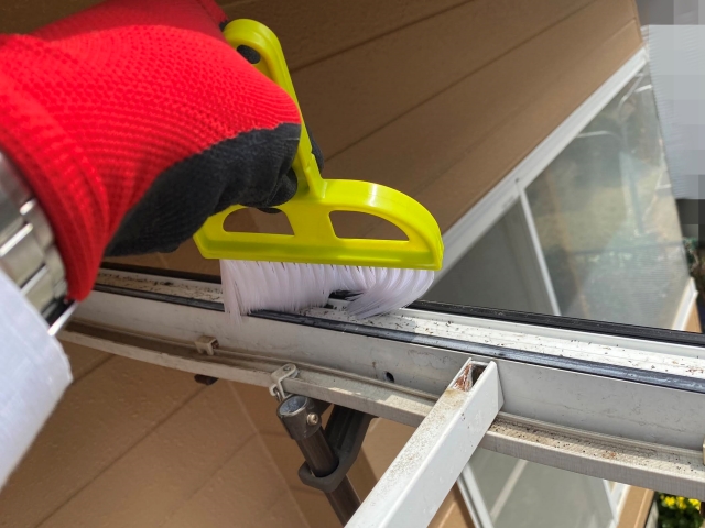 新規パネル設置前のフレーム清掃作業