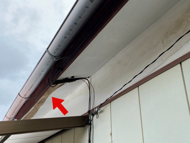 長期間の湿気や雨水の影響により劣化が進んだ軒天材